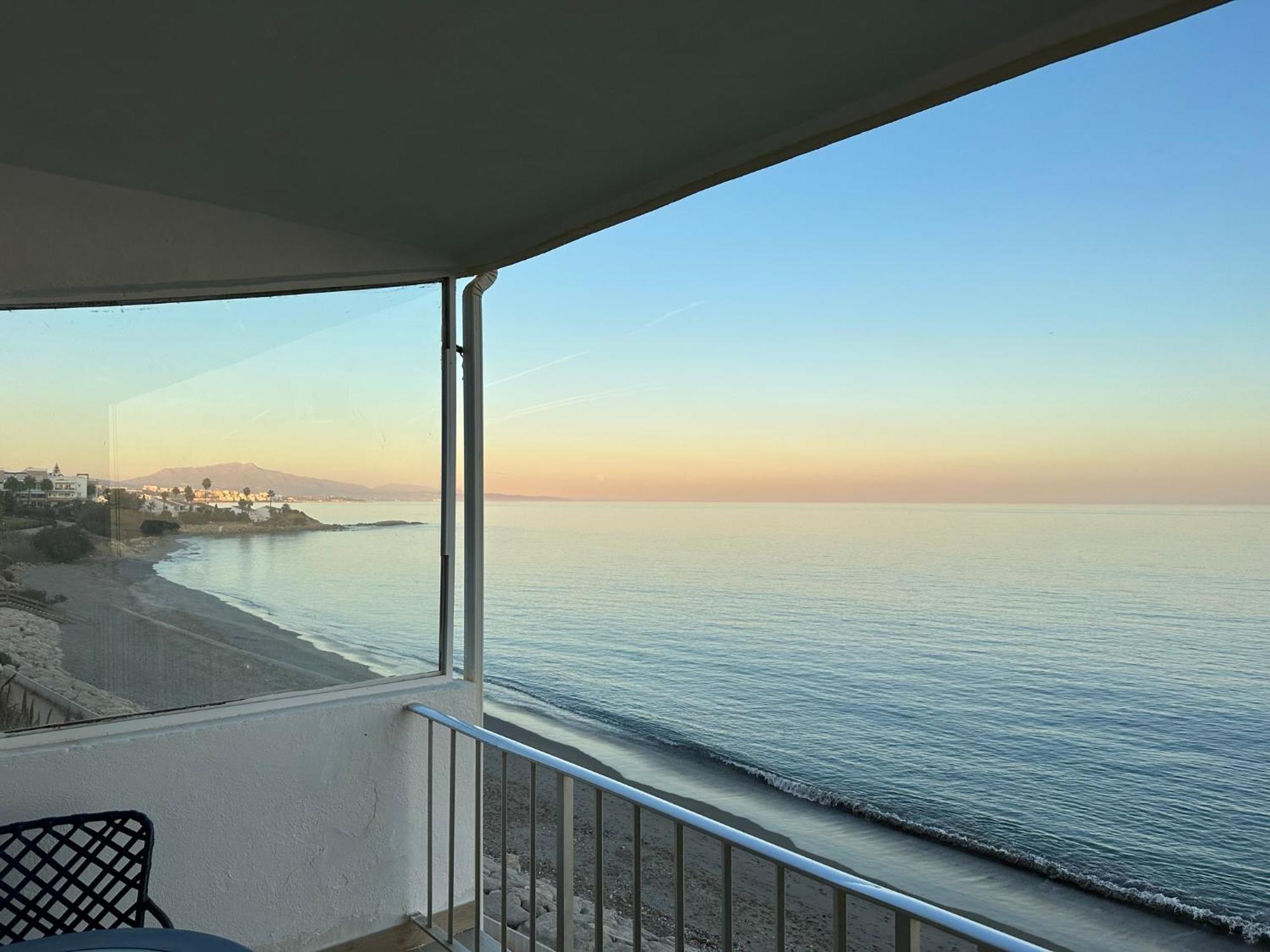 Beachfront, Top Floor Corner 2-Bed, Estepona Paseo Apartment ภายนอก รูปภาพ