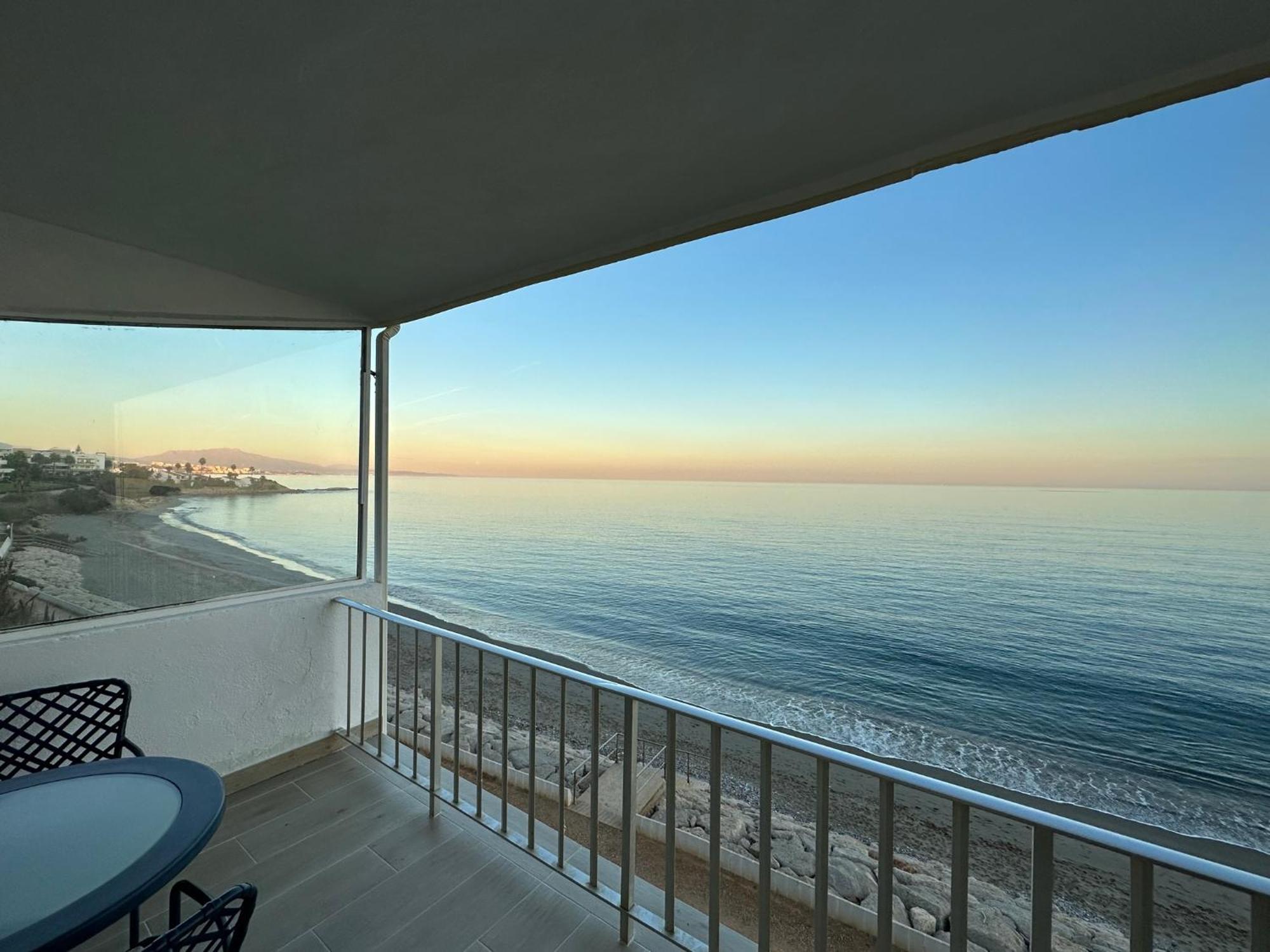 Beachfront, Top Floor Corner 2-Bed, Estepona Paseo Apartment ภายนอก รูปภาพ